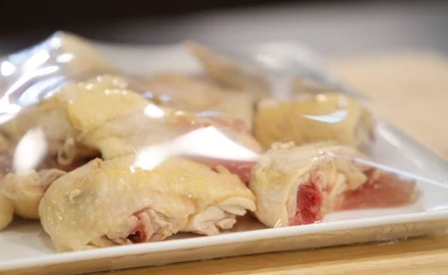 Bạn có thể sử dụng màng bọc thực phẩm để bảo quản gà luộc