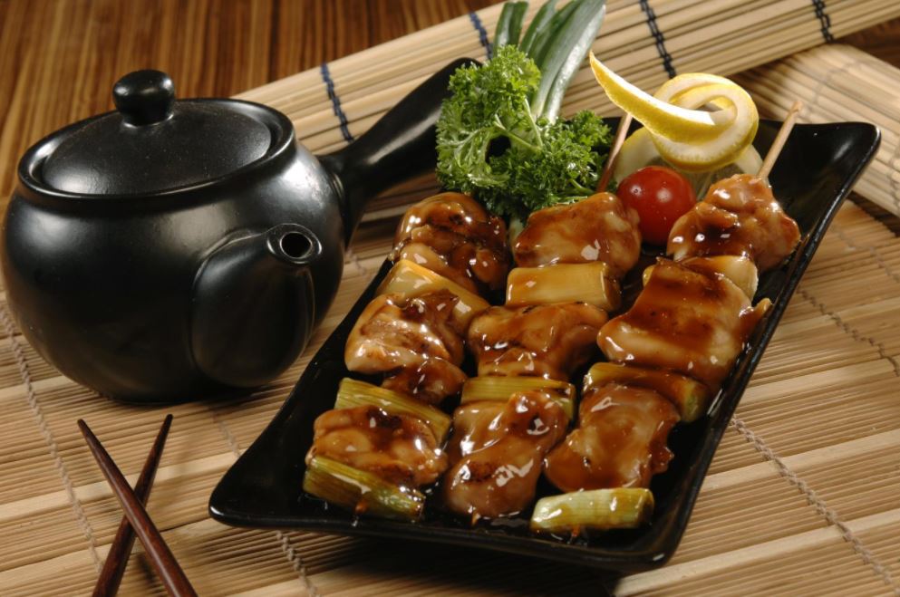 Yakitori – gà nướng xiên que đặc trưng của Nhật.